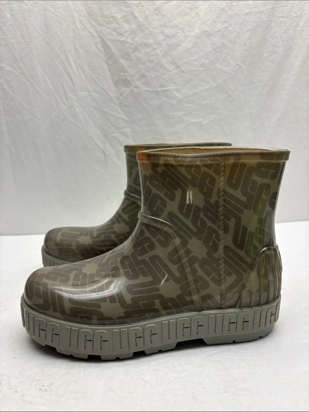 UGG rain boots for little girls SZ 1, box 1 BA